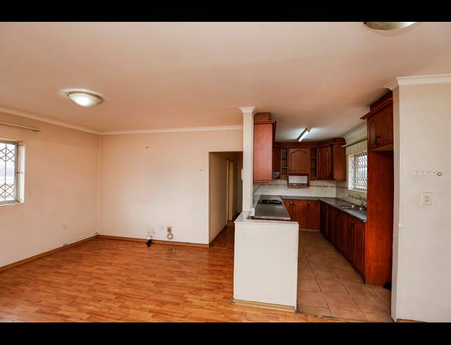 2 BEDROOM FLAT FOR SALE IN OVERPORT